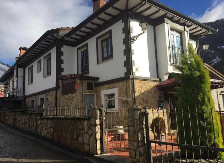 Hotel Restaurante La Carasca Orlé エクステリア 写真