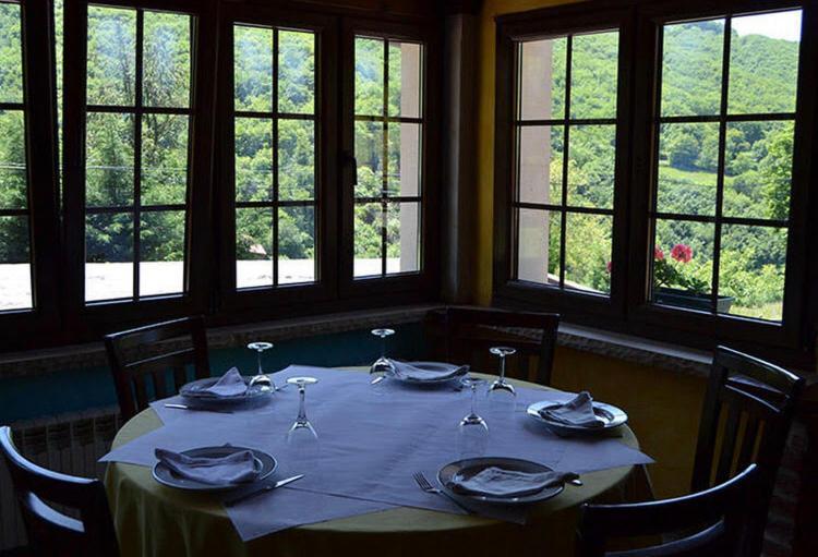 Hotel Restaurante La Carasca Orlé エクステリア 写真